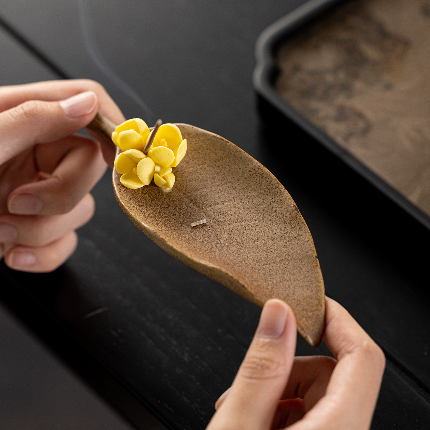 Wabi Sabi Ceramic Ginkgo Leaf  - đánh giá và giá Incense Stick Holder